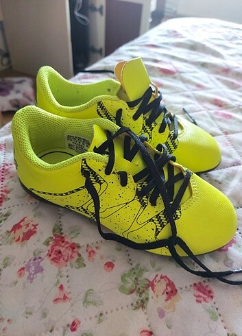 29 numara Adidas çocuk kramponudur.