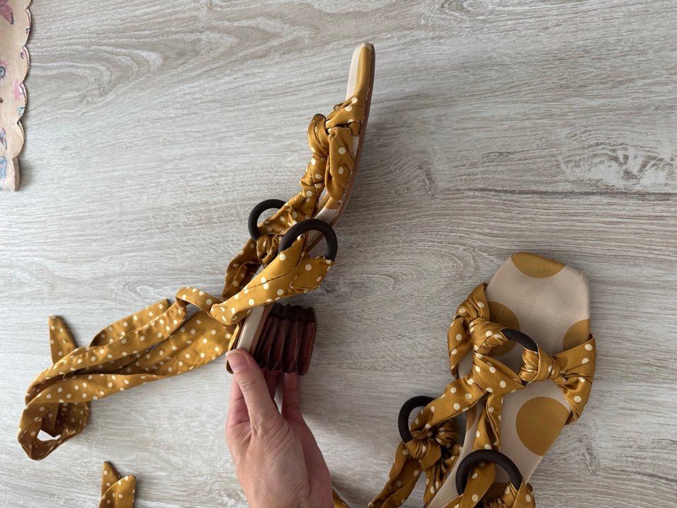 Sarı Puantiyeli İpek Görünümlü Bohem Topuklu Sandalet - Görsel 5