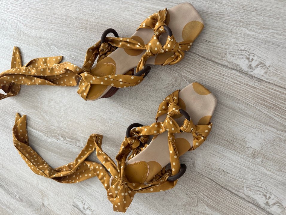 Sarı Puantiyeli İpek Görünümlü Bohem Topuklu Sandalet - Görsel 4