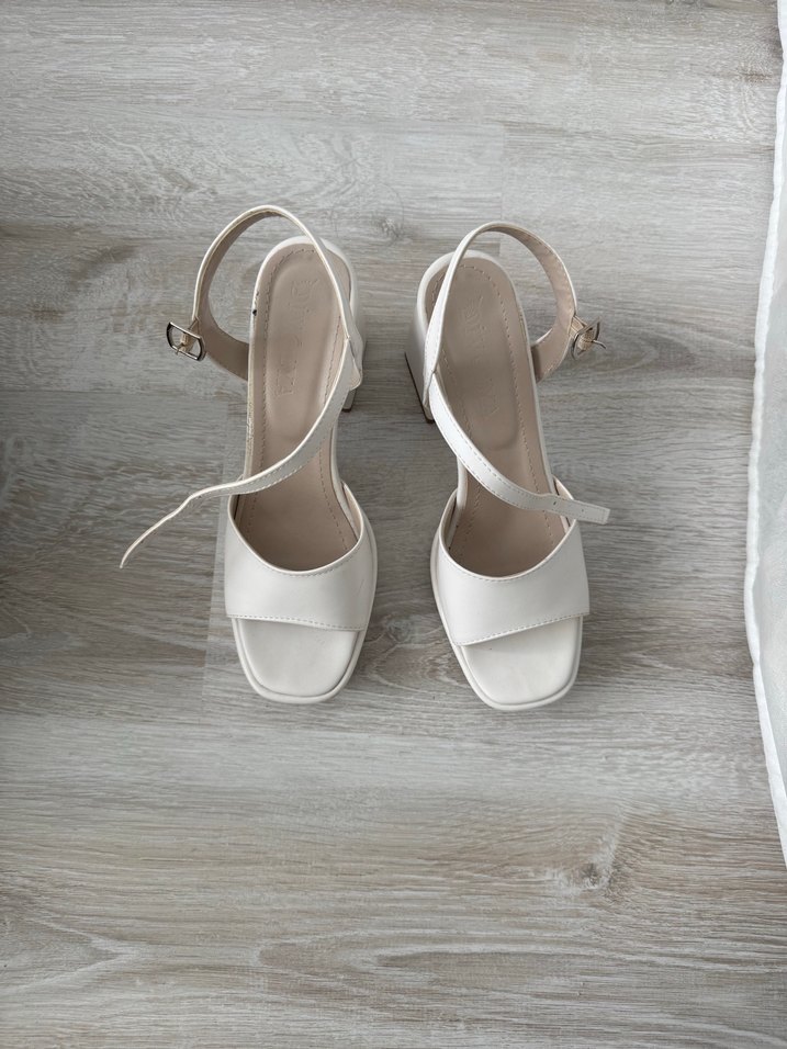 Beyaz Tokalı Kadın Topuklu Sandalet - Görsel 3