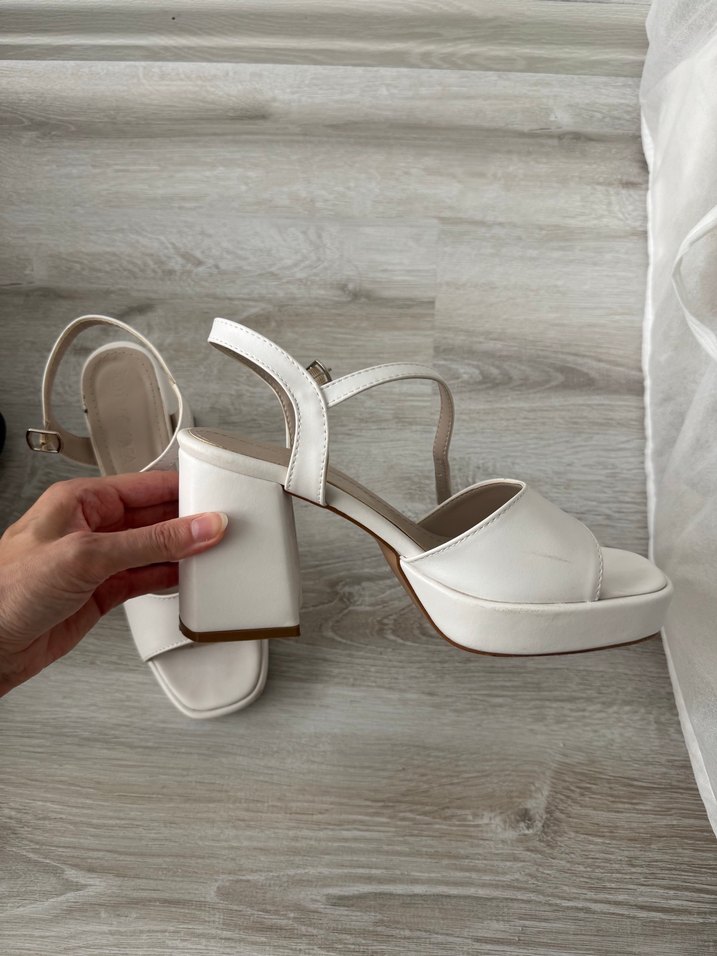 Beyaz Tokalı Kadın Topuklu Sandalet - Görsel 2