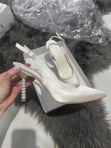 Beyaz ince topuklu taşlı saten stiletto topuklu ayakkabı