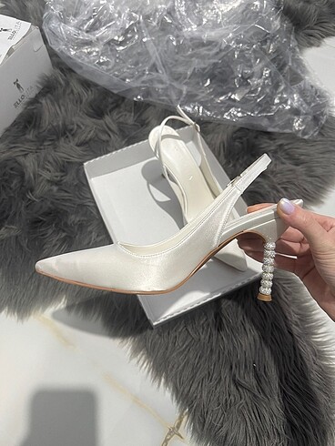 Mango Beyaz ince topuklu taşlı saten stiletto topuklu ayakkabı