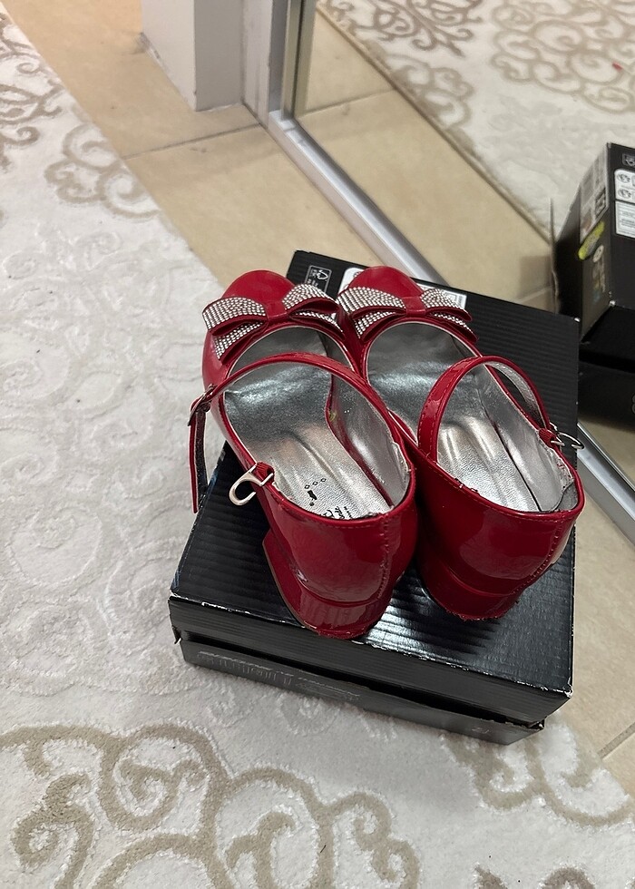 Kırmızı topuklu ayakkabı - Görsel 4