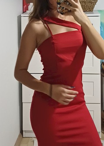 Kırmızı çapraz askılı kısa elbise