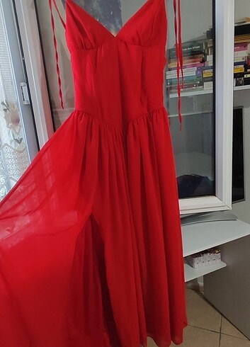 Kırmızı yırtmaçlı şifon elbise