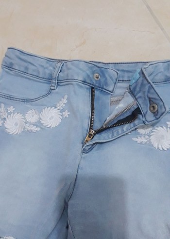 Nakışlı Mavi Denim Kız Şortu - Görsel 3
