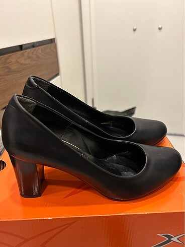 Yüksek topuklu stiletto