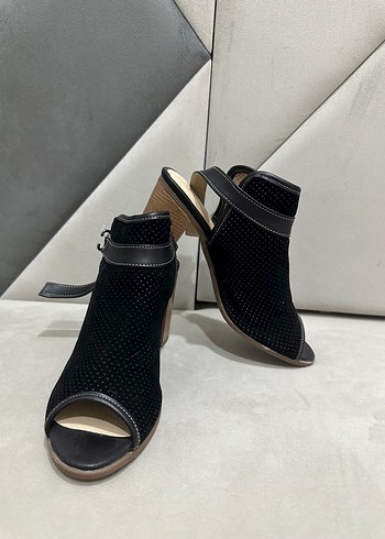 Diğer Siyah Süet Tokalı Kadın Topuklu Ayakkabı