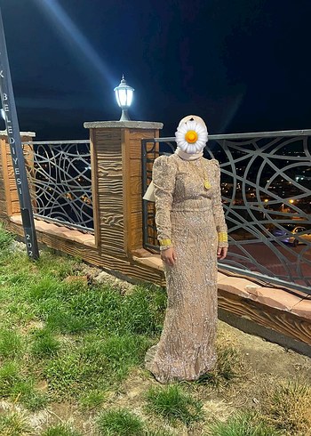 Altın Renkli Dantel Detaylı Uzun Abiye Elbise