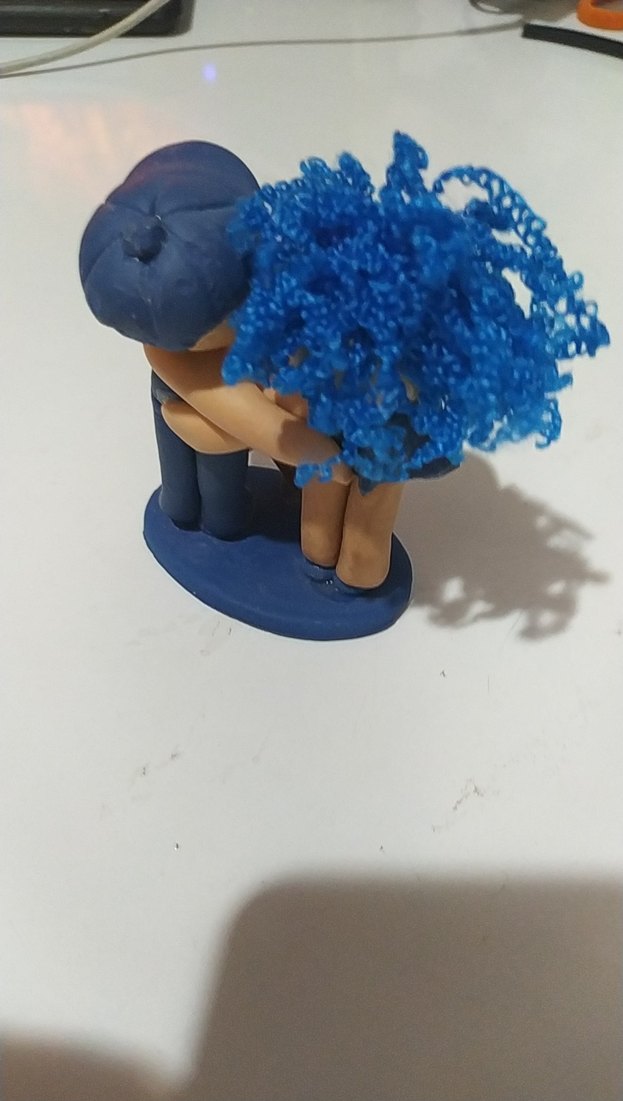 Renkli Mavi Figürin Üzerinde Mesaj - Görsel 2