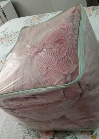 Taç Nakışlı Pembe Yatak Örtüsü