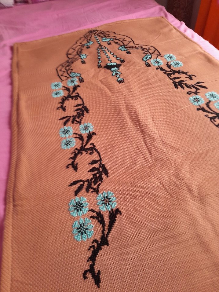 Mavi Çiçekli Kahverengi El İşi  seccade - Görsel 3