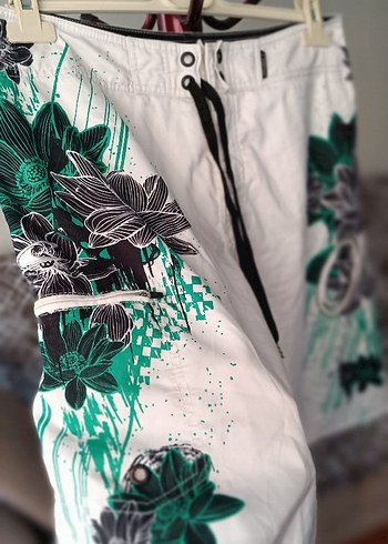 Desenli Beyaz Erkek Mini Deniz Şortu - Görsel 2