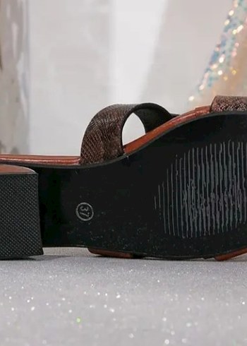 Kahverengi Parlak Yılan Desenli Tokalı Topuklu Terlik - Görsel 3