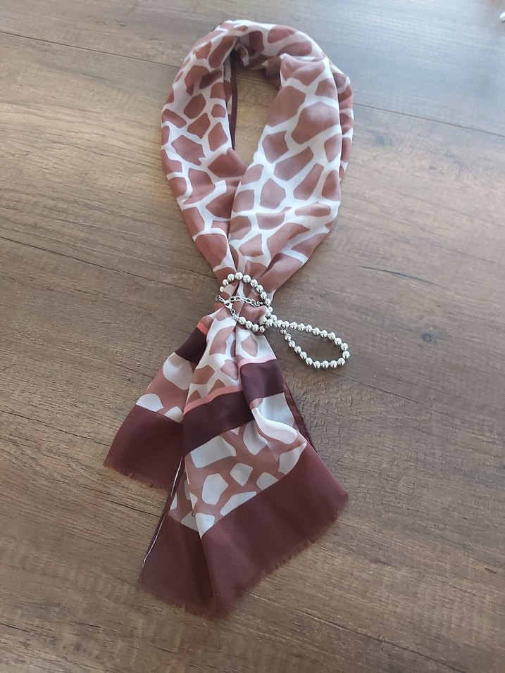 Zincir Detaylı Kahverengi İpek Kadın Fular - Görsel 3