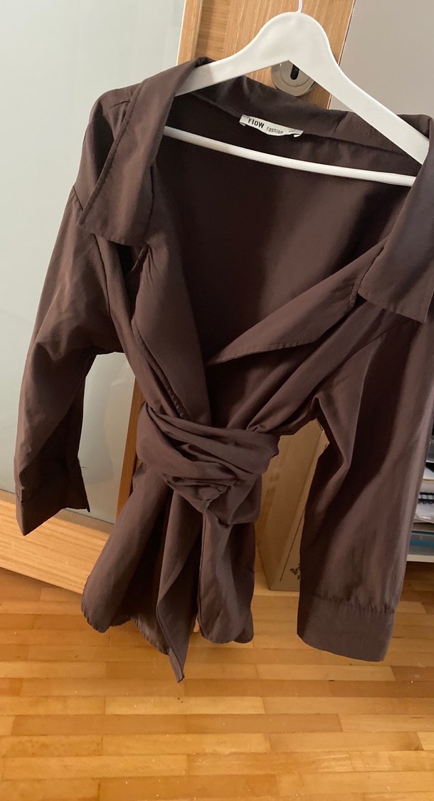 Kahverengi Kayık Yaka Kuşaklı Gömlek - Görsel 3