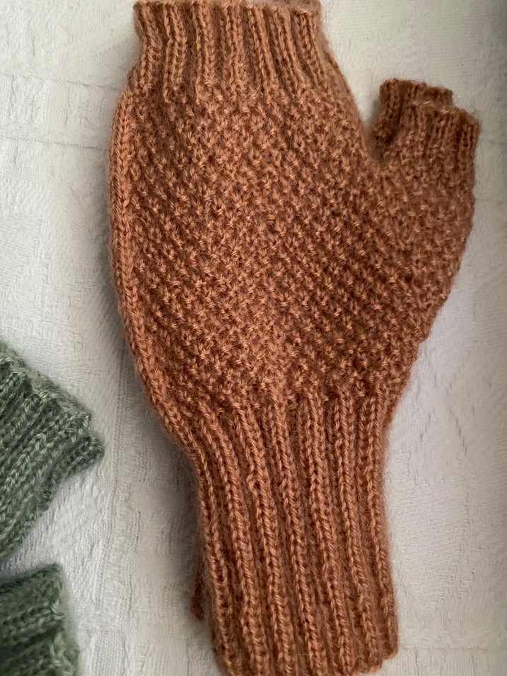 Örgü Parmaksız Kadın Eldiveni - Görsel 3
