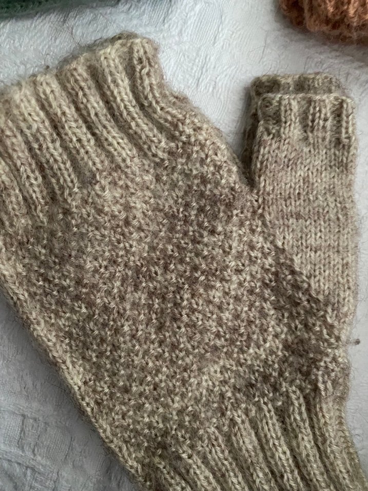 Örgü Parmaksız Kadın Eldiveni - Görsel 4