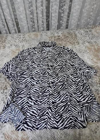 Zebra Desenli V Yaka Kadın Gömlek - Görsel 2