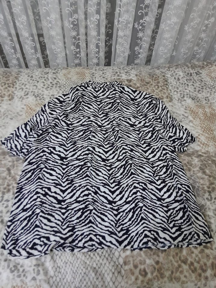 Zebra Desenli V Yaka Kadın Gömlek - Görsel 4