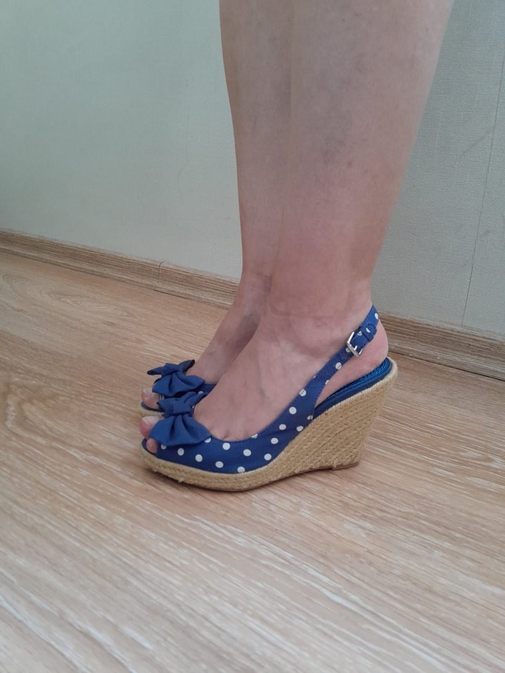 Puantiyeli Mavi Dolgu Topuklu Kadın Ayakkabı - Görsel 2