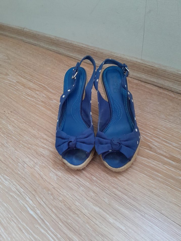 Puantiyeli Mavi Dolgu Topuklu Kadın Ayakkabı - Görsel 3