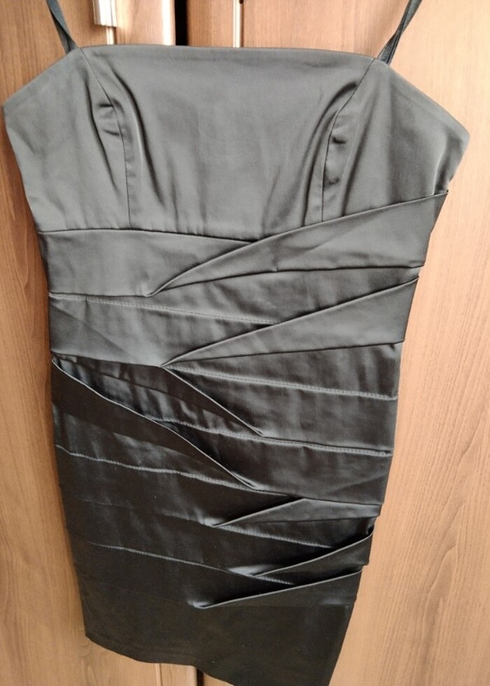 Kısa ince askılı dar elbise - Görsel 2