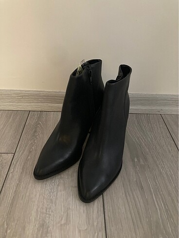 Aldo Siyah kısa sivri burunlu deri bot