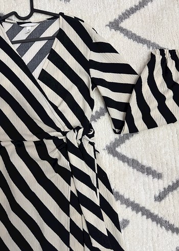 H&M Zebra Desenli Uzun V Yaka Elbise