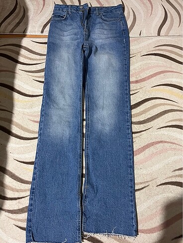38 Beden Jeans paçası yırtmaçlı