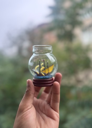 Cam Kavanoz İçinde Sarı Yelkenli Minyatür Gemici Figürü