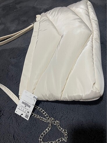 Stradivarius yastık çanta zincirli saten kemik beyazı