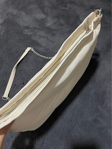 Stradivarius Stradivarius yastık çanta zincirli saten kemik beyazı