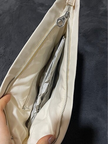  Beden beyaz Renk Stradivarius yastık çanta zincirli saten kemik beyazı