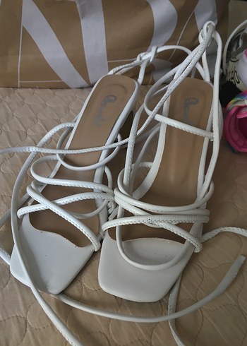 Beyaz Minimalist Stiletto Topuklu Sandalet