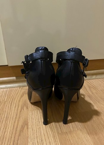 Elle Siyah Deri Stiletto Tokalı Kadın Bot