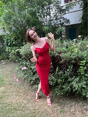 Kırmızı gece elbisesi