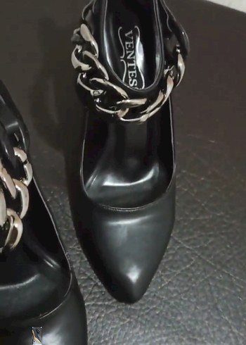 Zincir Detaylı Siyah Deri Stiletto - Görsel 3