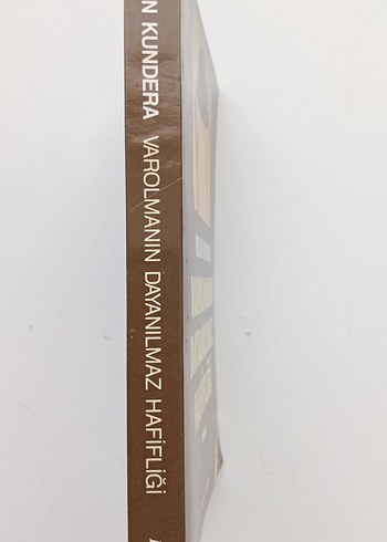 Beden Varolmanın Dayanılmaz Hafifliği - Milan Kundera