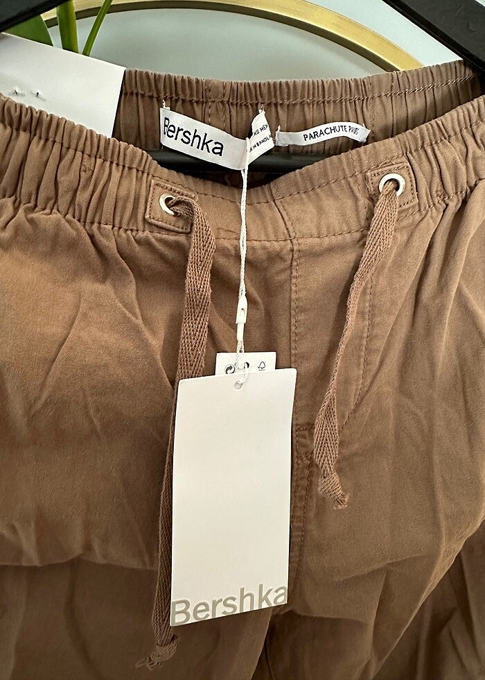 Bershka paraşüt pantolon etiketli - Görsel 4