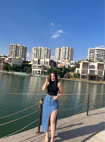 Uzun yırtmaçlı kot etek