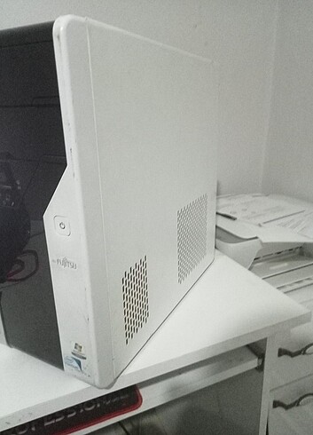 Fujitsu beyaz bilgisayar kasası 