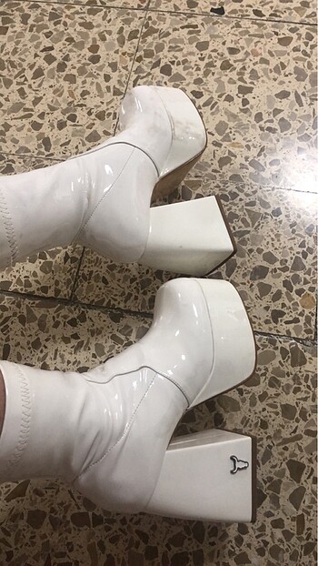 Beyaz topuklu çizme