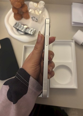 Beyaz iPhone 12 - Görsel 4