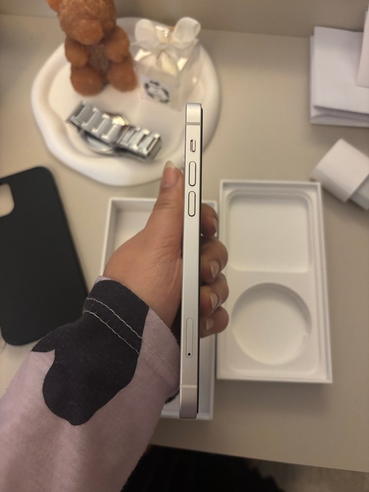 Beyaz iPhone 12 - Görsel 3