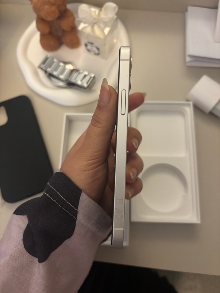 Beyaz iPhone 12 - Görsel 4