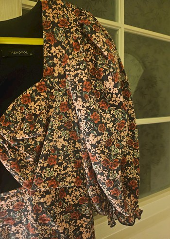 V Yaka Çiçek Desenli Midi Elbise - Görsel 3