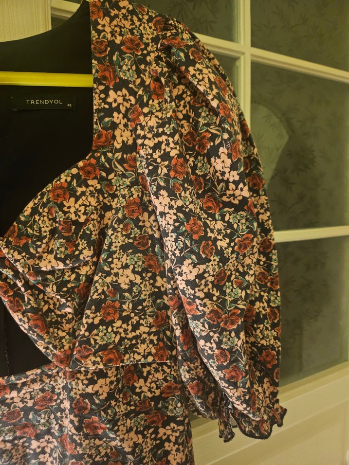 V Yaka Çiçek Desenli Midi Elbise - Görsel 3