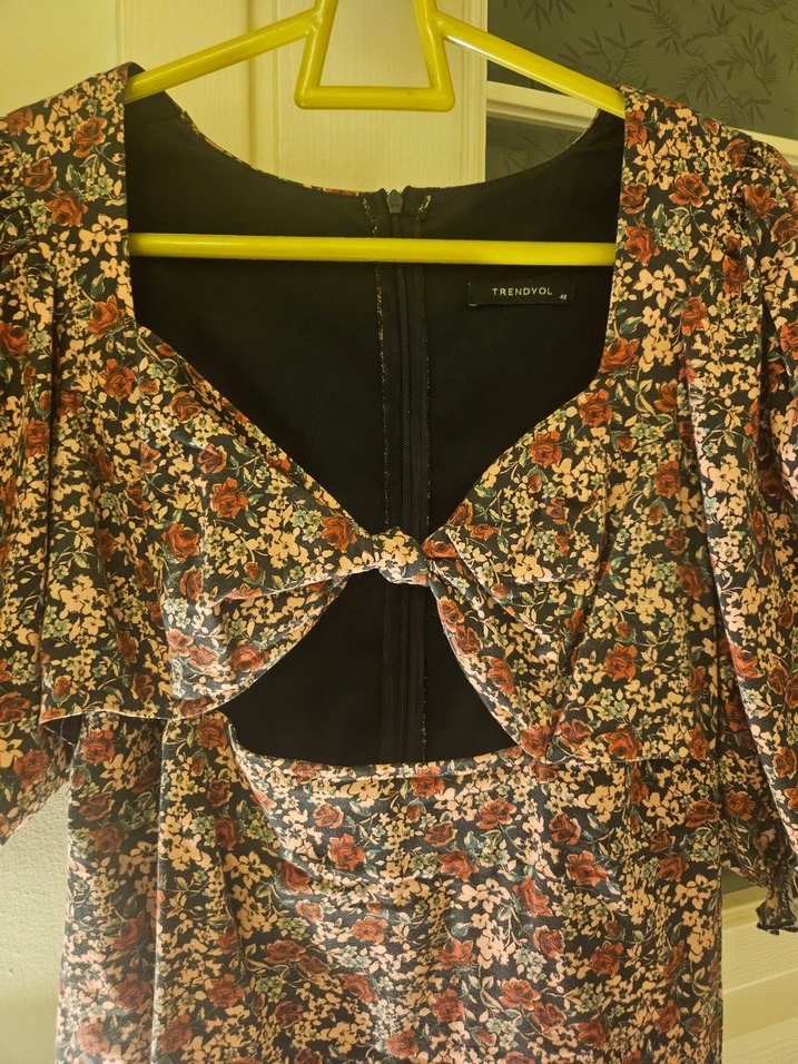 V Yaka Çiçek Desenli Midi Elbise - Görsel 2